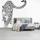 Behang - Fotobehang - een sluipend luipaard - Breedte 220 cm x hoogte 240 cm