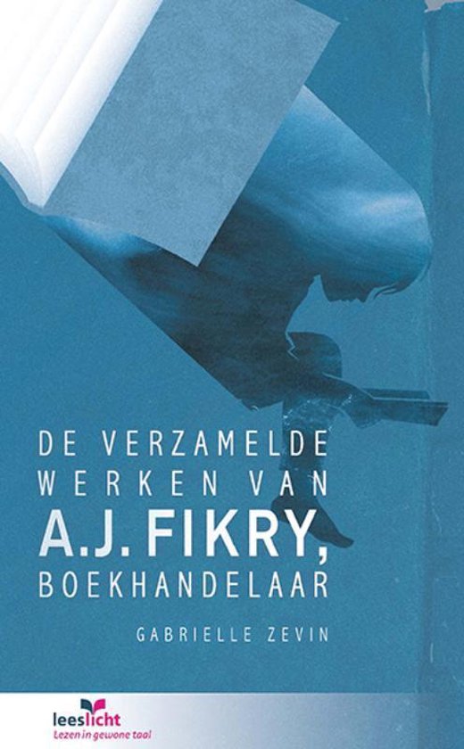 Boekomslag van 'De verzamelde werken van A.J. Fikry, boekhandelaar'. Blauwe tinten met figuur die uit een boek springt.