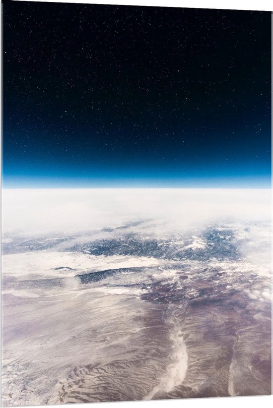 Acrylglas - Satelliet Foto Boven Wolken en Sterren - 80x120cm Foto op Acrylglas (Wanddecoratie op Acrylglas)