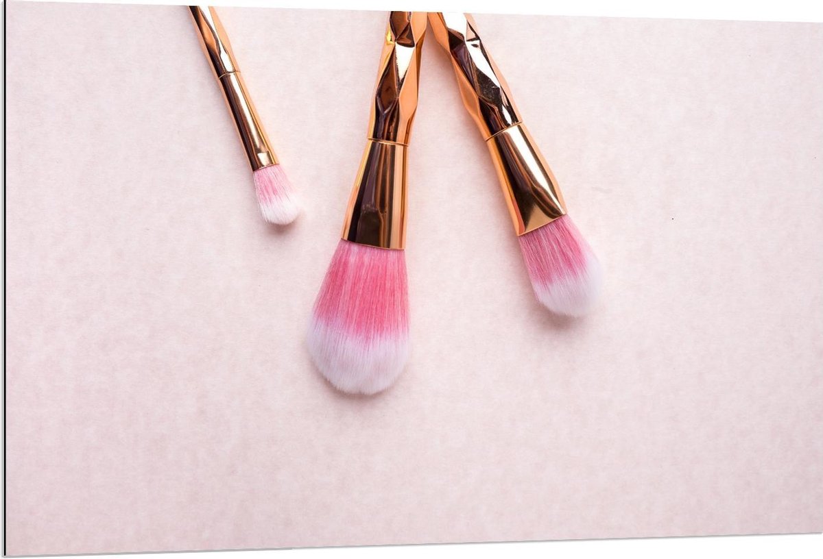 Dibond - Goud met Roze Make-up Kwasten - 120x80cm Foto op Aluminium (Wanddecoratie van metaal)