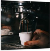 Dibond - Espresso Kopje onder Koffiezetapparaat - 100x100cm Foto op Aluminium (Wanddecoratie van metaal)