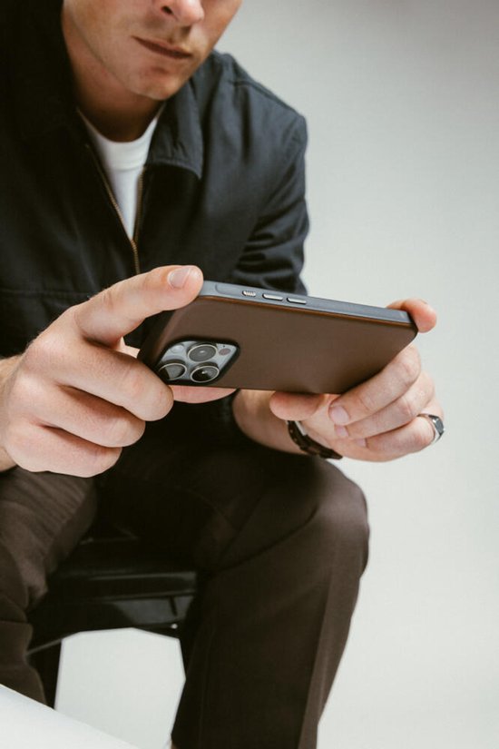 Coque Nomad adaptée à Apple iPhone 16 Plus | Étui en cuir moderne | Compatible avec MagSafe et le chargement sans fil | Couverture arrière en Cuir véritable | Marron