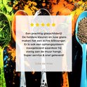 Un gros plan de cuillères colorées remplies d'épices et d'herbes, avec une superposition blanche affichant un avis client.