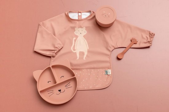 Een set van lichtroze kinderservies: slabbetje met kat, bordje met kattengezicht, bakje met kattengezicht en lepel.