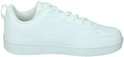 Zijaanzicht van een witte Nike sneaker voor kinderen, met vetersluiting en een gespikkeld effect op de zool.