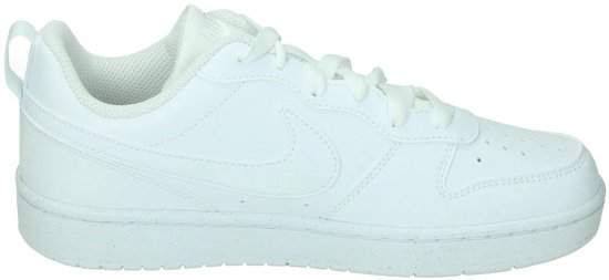 Zijaanzicht van een witte Nike sneaker voor kinderen, met vetersluiting en een gespikkeld effect op de zool.