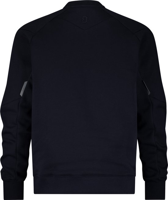 Donkerblauwe DASSY sweater, achterkant, met een subtiel logo op de kraag.