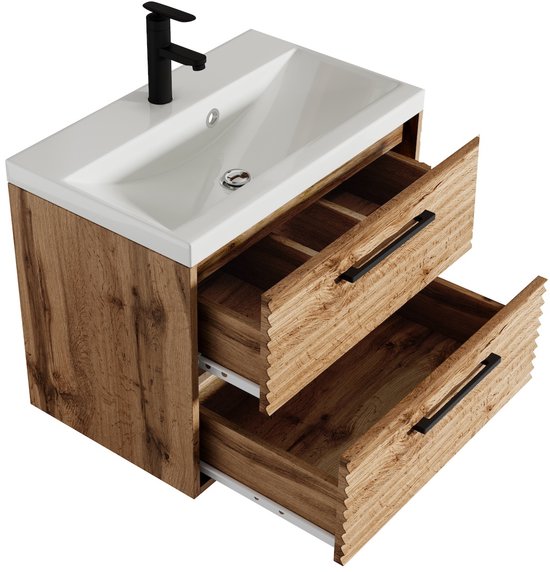 Wastafelmeubel met open lade, witte wasbak, zwarte kraan en houten front met ribbelstructuur.
