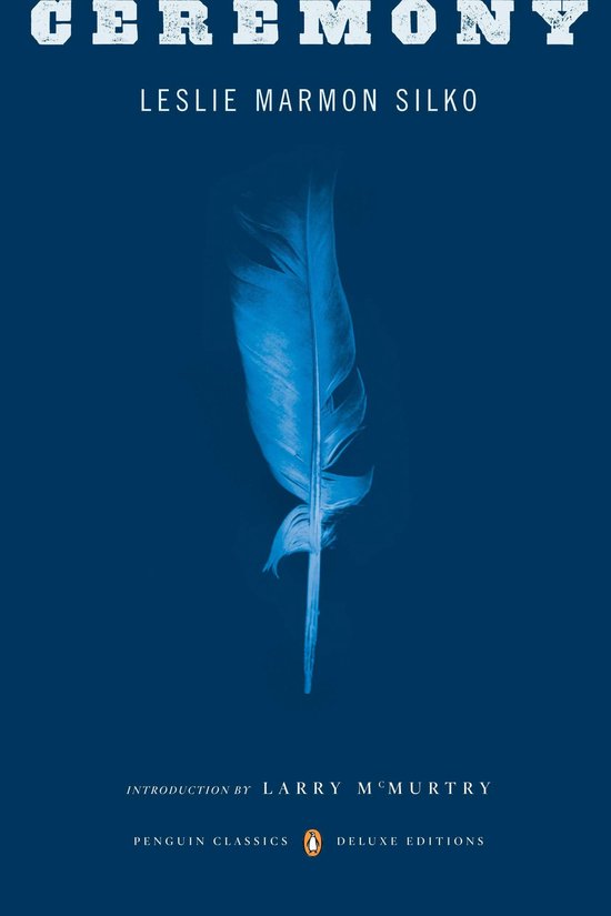 La couverture du livre 'Ceremony' avec une plume bleue sur fond bleu foncé.