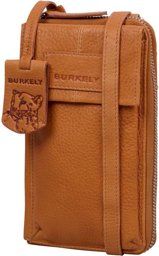 Cognac telefoonportemonnee met ritssluiting aan de zijkant, voorvak met drukknoop en leren label.
