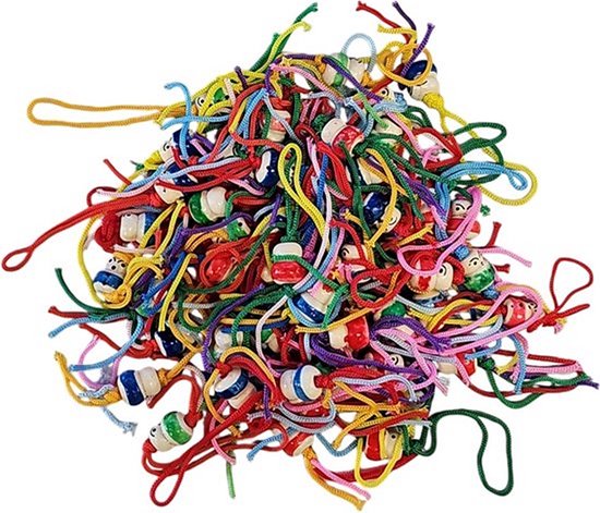 Onderdeel van een assortiment Chinese gelukspoppetjes met kleurrijke koordjes, willekeurig gestapeld.