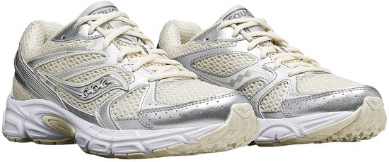 Paar witte Saucony sneakers met zilverkleurige details, schuin van voren.