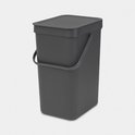 Poubelle Brabantia gris foncé avec couvercle fermé et anse, debout sur fond clair.