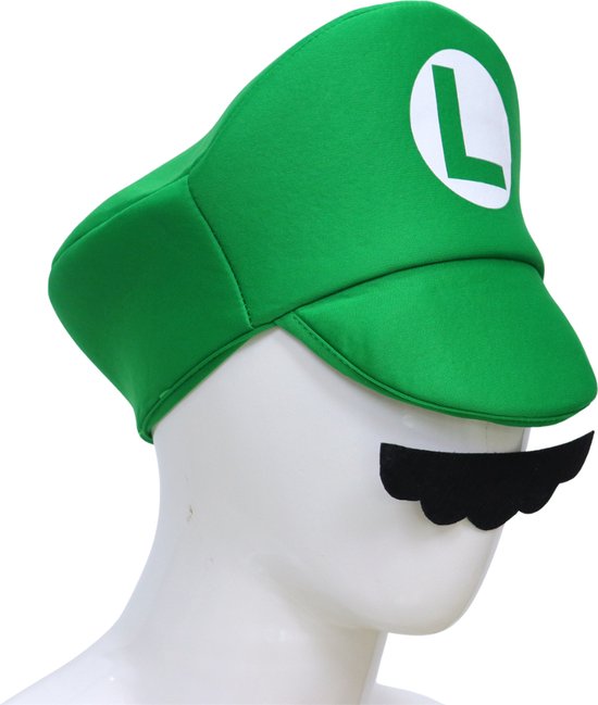 Groene pet met een witte 'L' en zwarte, gekartelde snor.