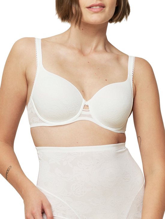 Model met een witte kanten beugel-bh en bijpassende high-waist slip. Staand.