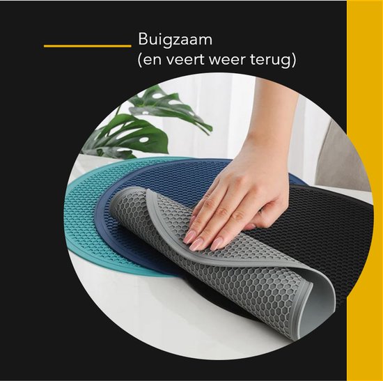 Buigzame ronde pannenonderzetter met honingraatstructuur, door een hand dubbelgevouwen.