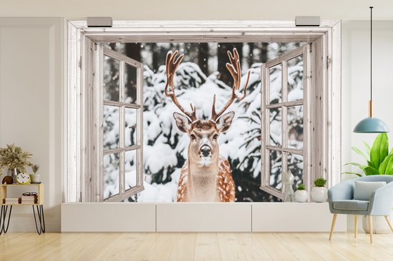 Behang - Fotobehang Doorkijk - Hert - Sneeuw - Winter - Bos - Dieren - Natuur - Breedte 450 cm x hoogte 300 cm