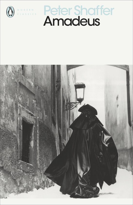 Boekcover van Amadeus met een figuur in een zwarte cape en masker in een smalle straat.