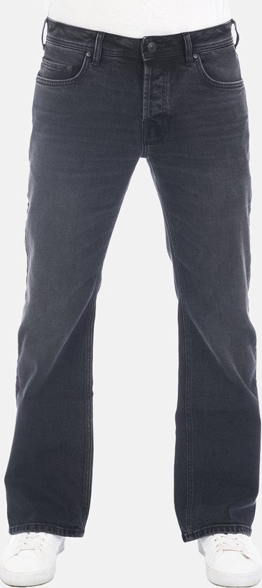 Voorkant van een man in een donkergrijze bootcut jeans. De broek heeft een knoopsluiting en opgestikte zakken.