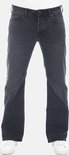 Voorkant van een man in een donkergrijze bootcut jeans. De broek heeft een knoopsluiting en opgestikte zakken.