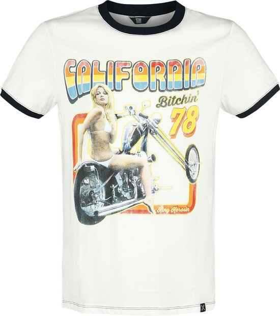 T-shirt blanc avec bords bleu marine. Impression : 'California Bitchin '78' avec une femme sur une moto.