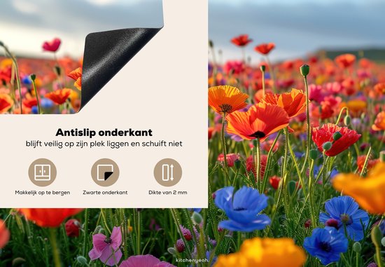 Een kookplaatafdekking met een veld vol rode, oranje, roze en blauwe klaprozen. De antislip onderkant is zichtbaar.