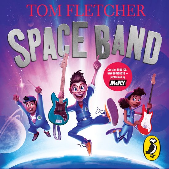 Boekcover met drie kinderen in blauwe ruimtepakken die springen en instrumenten vasthouden: drumstokken, een turkooizen gitaar en een rode gitaar. Tussen de kinderen staat de titel 'SPACE BAND' en de naam 'TOM FLETCHER'.