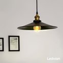 Zwarte hanglamp met brede, metalen kap en een heldere Edison-stijl lamp.