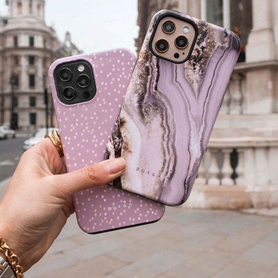 Hand met twee telefoonhoesjes: een paars hoesje met stippen en een hoesje met agaatpatroon in taupe en paars.