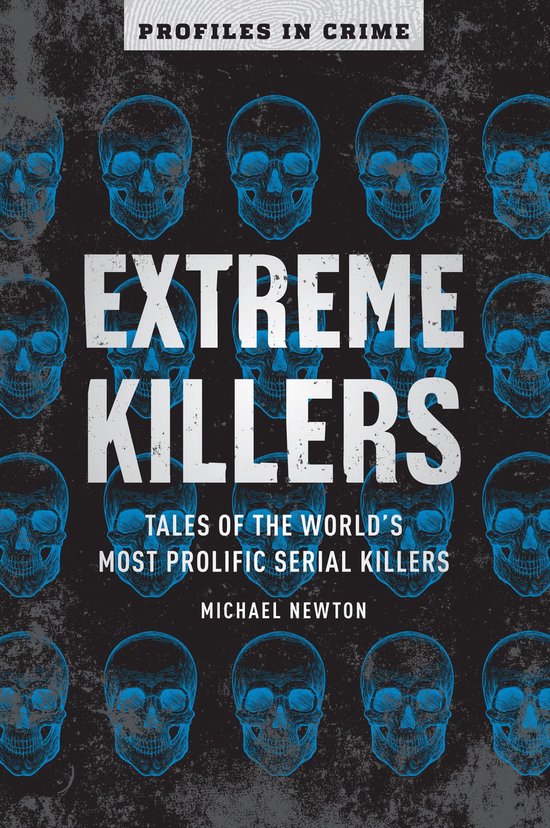 Boekomslag van 'Extreme Killers: Tales of the World's Most Prolific Serial Killers' door Michael Newton, met een patroon van blauwe schedels op een donkere, verweerde achtergrond. De titel is in grote, witte letters in het midden geplaatst.