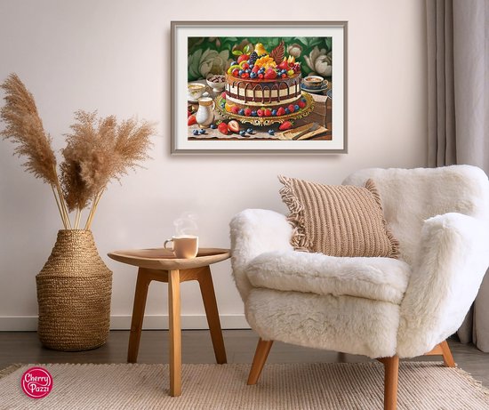 Een ingelijste puzzel van een fruitige chocoladetaart hangt aan een muur boven een stoel.