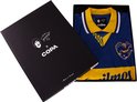 Voetbalshirt in blauw en geel, met 'Quilmes' op de borst en het nummer 10 op de rug, in een geschenkdoos met documentatie.