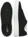 Paar zwarte suède sneakers met witte zolen, een van bovenaf en een van de zijkant.