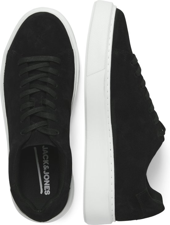 Paar zwarte suède sneakers met witte zolen, een van bovenaf en een van de zijkant.