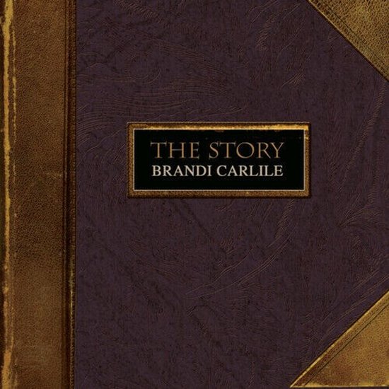 Boek met paarse kaft en gouden details, met de tekst "THE STORY BRANDI CARLILE" in een zwart kader.