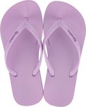 Paar lichtpaarse Ipanema slippers, van bovenaf, met golvend patroon op de zool.