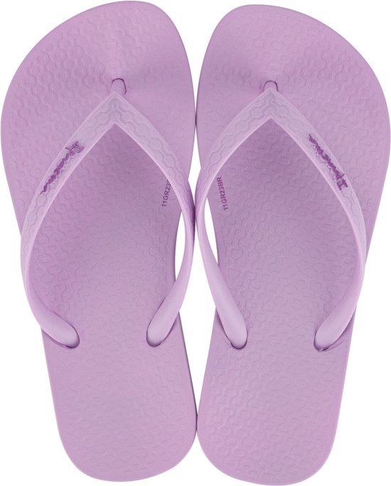 Paar lichtpaarse Ipanema slippers, van bovenaf, met golvend patroon op de zool.