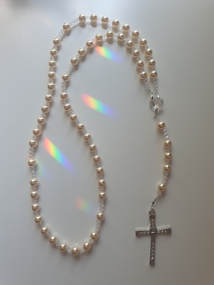 Rozenkrans, Paternoster gemaakt met Parels van Swarovski in de kleur Light Gold Pearl en o.a. Kristallen van Swarovski, Gebedssnoer, Kruisteken, Meditatie, Spiritueel, Geloof, Geloofssteken, Gebed, Gebedsketting, Kerstpakket Cadeau.