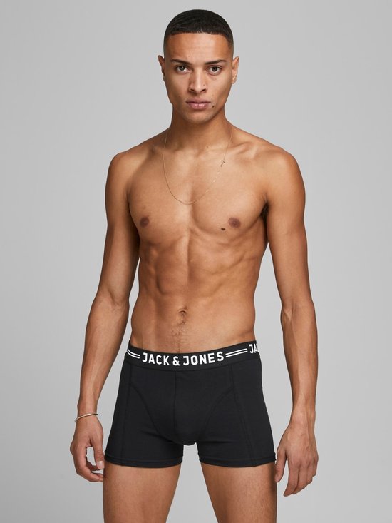 Zwarte boxer met witte 'JACK & JONES' band en een model.