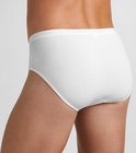 Achterkant van een witte Sloggi midi slip.