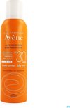 Oranje spuitbus met witte dop, met "Avène Haute Protection High Protection SPF 30 Silky Mist" erop.