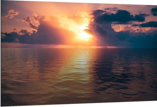 Dibond - Zon Verdwijnend achter de Wolken boven Kalme Zee - 150x100 cm Foto op Aluminium (Met Ophangsysteem)