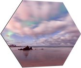 Dibond Hexagon - Klein Noorderlicht tussen Sluierbewolking boven een Meer - 70x60.9 cm Foto op Hexagon (Met Ophangsysteem)
