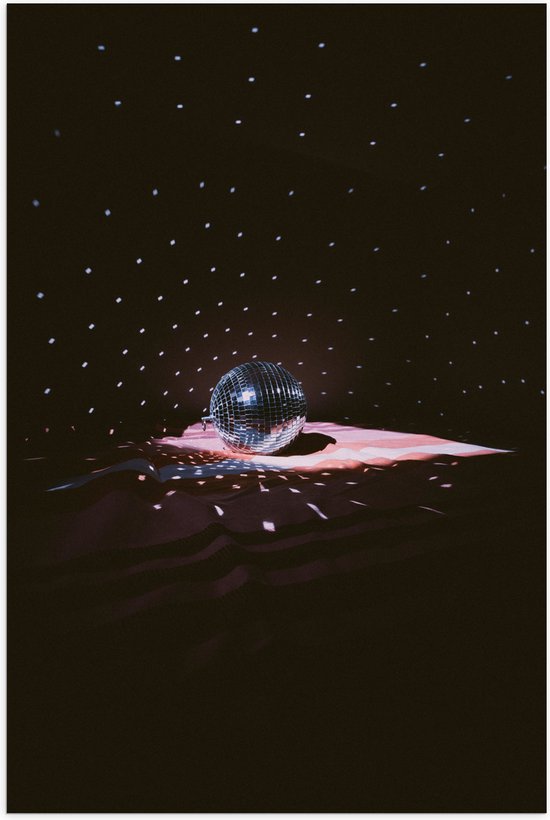 Poster Glanzend – Licht Vallend op Discobal in Donkere Ruimte - 100x150 cm Foto op Posterpapier met Glanzende Afwerking