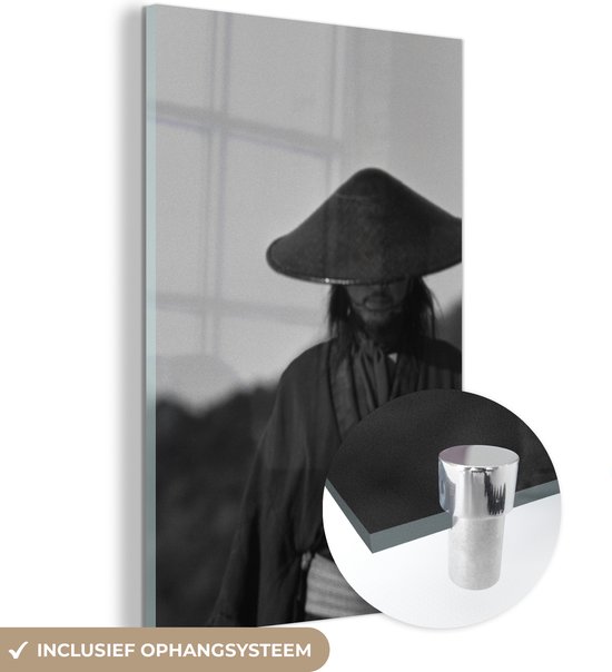 MuchoWow® Glasschilderij 80x120 cm - Schilderij acrylglas - Een Samoerai met een hoed op in zwart-wit - Foto op glas - Schilderijen
