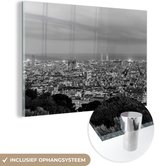 MuchoWow® Glasschilderij 120x80 cm - Schilderij acrylglas - Barcelona skyline bij schemering - zwart wit - Foto op glas - Schilderijen