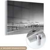 MuchoWow® Glasschilderij - De skyline vanaf de Golden Gate Bridge bij San Francisco - zwart wit - 120x80 cm - Acrylglas Schilderijen - Foto op Glas
