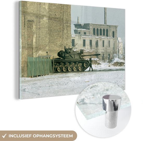 MuchoWow® Glasschilderij 90x60 cm - Schilderij acrylglas - Tank tussen beschadigde gebouwen - Foto op glas - Schilderijen
