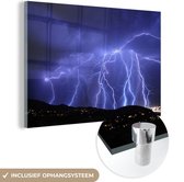 MuchoWow® Glasschilderij 120x80 cm - Schilderij glas - Meerdere bliksemflitsen op een berg - Foto op acrylglas - Schilderijen