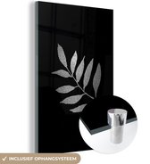 Peinture sur verre MuchoWow® - Branche avec de fines feuilles allongées sur fond noir - noir et blanc - 20x30 cm - Peintures sur verre acrylique - Photo sur Glas